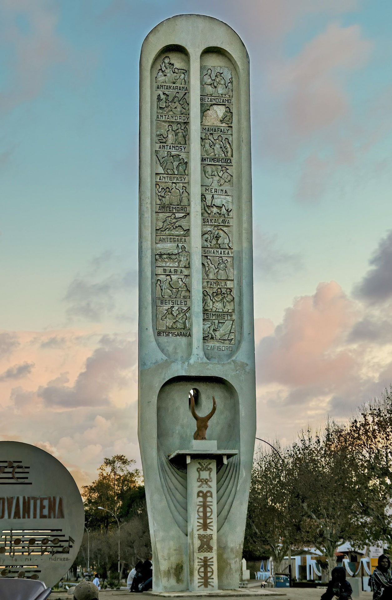 Das Denkmal Fahaleovantena mit dem Kopf eines Zebus, den Namen der 19 Stämme, aus denen die madagassische Bevölkerung besteht, dem Wort Fahaleovantena ("Unabhängigkeit") und den ersten beiden Takten der Nationalhymne Madagaskars